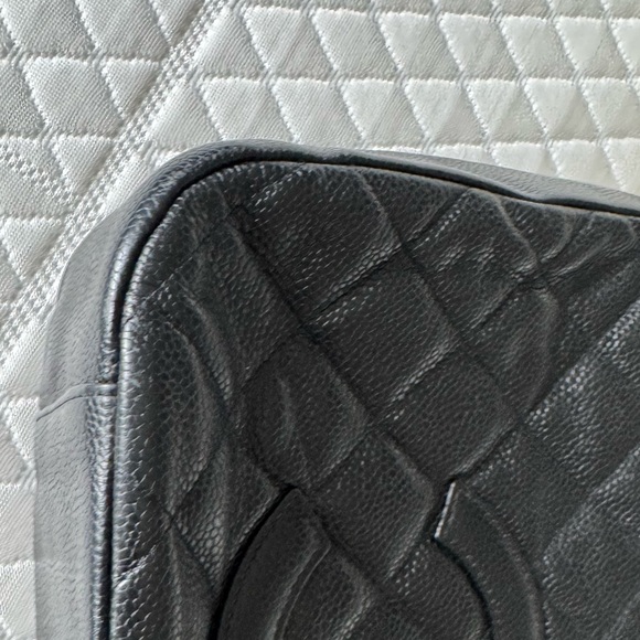 Authentic!!!!Chanel 2004/2005 caviar timeless shoulder bag. Authentic - Picture 3 of 16